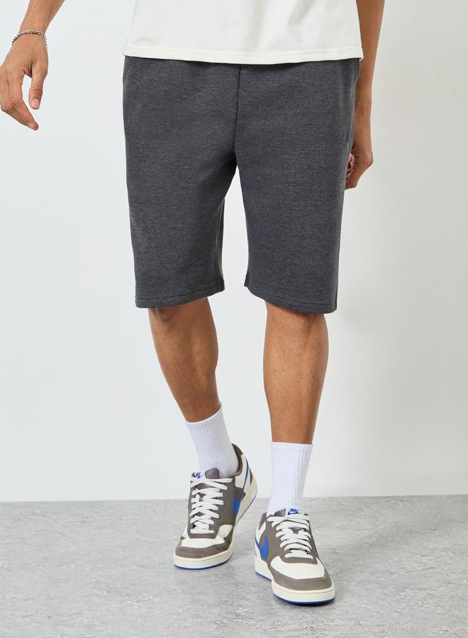 ستايلي طقم منسق من قميص وشورت بقصة واسعة للرجال - Image 1